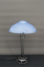 将图片加载到图库查看器,Lampe en fer forgé et abat-jour en verre bleu aux clématites et toiles d'araignée, France, Art Déco circa 1920