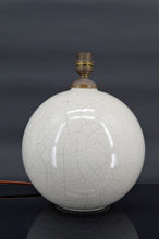 Charger l'image dans la galerie, Lampe boule blanche craquelée, attribuée à Besnard pour Ruhlmann, France, circa 1920