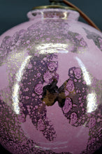 将图片加载到图库查看器,Lampe boule en céramique rose et nacrée par Marguerite Briansau, Art Deco, France, circa 1930