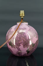 将图片加载到图库查看器,Lampe boule en céramique rose et nacrée par Marguerite Briansau, Art Deco, France, circa 1930