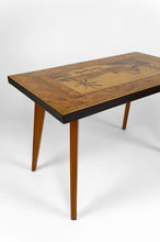 将图片加载到图库查看器,Table basse Midcentury africaine en bois marqueté, vers 1960