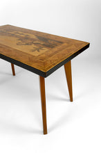 将图片加载到图库查看器,Table basse Midcentury africaine en bois marqueté, vers 1960