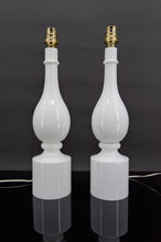 将图片加载到图库查看器,Paire de lampes blanches par Philippe Capelle, France, Circa 1970
