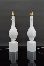 将图片加载到图库查看器,Paire de lampes blanches par Philippe Capelle, France, Circa 1970