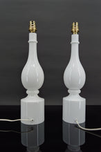 将图片加载到图库查看器,Paire de lampes blanches par Philippe Capelle, France, Circa 1970