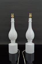 将图片加载到图库查看器,Paire de lampes blanches par Philippe Capelle, France, Circa 1970