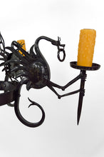 Load image into Gallery viewer, Lustre aux dragons en fer forgé, Italie, circa 1900