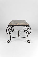 将图片加载到图库查看器,Table basse en fer forgé patiné et marbre, circa 1940