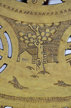 将图片加载到图库查看器,Table basse indochinoise sculptée avec plateau en laiton, 1890