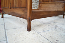 将图片加载到图库查看器,Lit Art Nouveau en noyer sculpté à thème floral, vers 1905