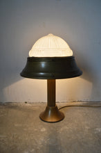 将图片加载到图库查看器,Lampe Art Déco en laiton patiné et verre moulé