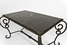 将图片加载到图库查看器,Table basse en fer forgé patiné et marbre noir, circa 1940