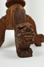 将图片加载到图库查看器,Sellette haute Indochinoise en bois sculpté à thème mythologique