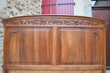 将图片加载到图库查看器,Lit Art Nouveau en noyer sculpté à thème floral, vers 1905