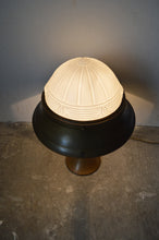 将图片加载到图库查看器,Lampe Art Déco en laiton patiné et verre moulé