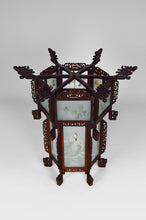 Cargar imagen en el visor de la galería, Grande lanterne asiatique en bois sculpté de dragons et panneaux de verre peints