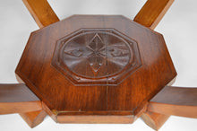 将图片加载到图库查看器,Table basse sculptée Art Déco Colonial vers 1930