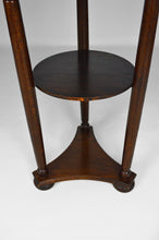 将图片加载到图库查看器,Guéridon Autrichien avec plateau en laiton repoussé, vers 1910