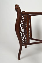 将图片加载到图库查看器,Table basse indochinoise sculptée avec plateau en laiton, 1890