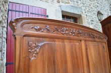 将图片加载到图库查看器,Lit Art Nouveau en noyer sculpté à thème floral, vers 1905