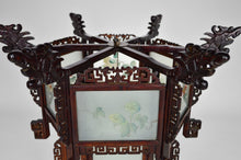 Cargar imagen en el visor de la galería, Grande lanterne asiatique en bois sculpté de dragons et panneaux de verre peints