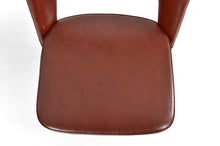 将图片加载到图库查看器,Paire de Chaises "Conférence" en chrome et skaï, circa 1960