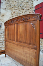 将图片加载到图库查看器,Lit Art Nouveau en noyer sculpté à thème floral, vers 1905