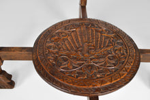 将图片加载到图库查看器,Table basse sculptée de dragons et de paons, Indonésie, vers 1920