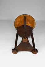 将图片加载到图库查看器,Guéridon Autrichien avec plateau en laiton repoussé, vers 1910