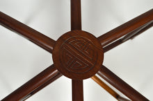 将图片加载到图库查看器,Table basse indochinoise sculptée avec plateau en laiton, 1890