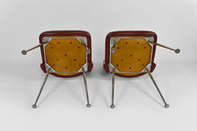 将图片加载到图库查看器,Paire de Chaises "Conférence" en chrome et skaï, circa 1960