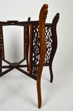 将图片加载到图库查看器,Table basse indochinoise sculptée de dragons et plateau décoré, vers 1890