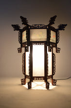 Cargar imagen en el visor de la galería, Grande lanterne asiatique en bois sculpté de dragons et panneaux de verre peints