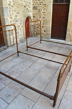 将图片加载到图库查看器,Paire de lits jumeaux Art Nouveau en fer forgé et bois, vers 1910