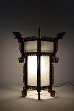 Cargar imagen en el visor de la galería, Grande lanterne asiatique en bois sculpté de dragons et panneaux de verre peints