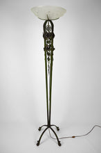 将图片加载到图库查看器,Lampadaire Art Déco aux roses en fer forgé et patine verte