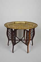 将图片加载到图库查看器,Table basse indochinoise sculptée de dragons et plateau décoré, vers 1890