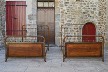 将图片加载到图库查看器,Paire de lits jumeaux Art Nouveau en fer forgé et bois, vers 1910