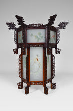 Cargar imagen en el visor de la galería, Grande lanterne asiatique en bois sculpté de dragons et panneaux de verre peints