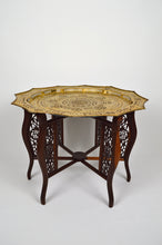 将图片加载到图库查看器,Table basse indochinoise sculptée avec plateau en laiton, 1890