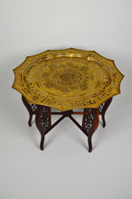 将图片加载到图库查看器,Table basse indochinoise sculptée avec plateau en laiton, 1890
