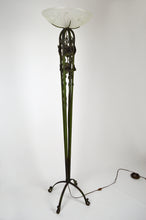 将图片加载到图库查看器,Lampadaire Art Déco aux roses en fer forgé et patine verte