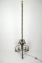 将图片加载到图库查看器,Lampadaire Art Déco en fer forgé, patine verte dorée