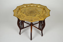 将图片加载到图库查看器,Table basse indochinoise sculptée avec plateau en laiton, 1890