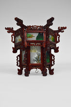 将图片加载到图库查看器,Petite lanterne asiatique en bois sculpté de dragons et panneaux de verre peints
