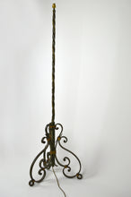 将图片加载到图库查看器,Lampadaire Art Déco en fer forgé, patine verte dorée