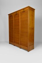 将图片加载到图库查看器,Grand meuble de notaire à rideaux par G. M. Radia, circa 1920