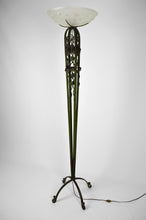 将图片加载到图库查看器,Lampadaire Art Déco aux roses en fer forgé et patine verte