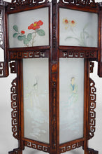 Cargar imagen en el visor de la galería, Grande lanterne asiatique en bois sculpté de dragons et panneaux de verre peints