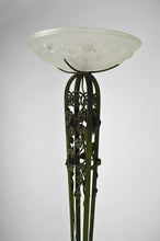 将图片加载到图库查看器,Lampadaire Art Déco aux roses en fer forgé et patine verte
